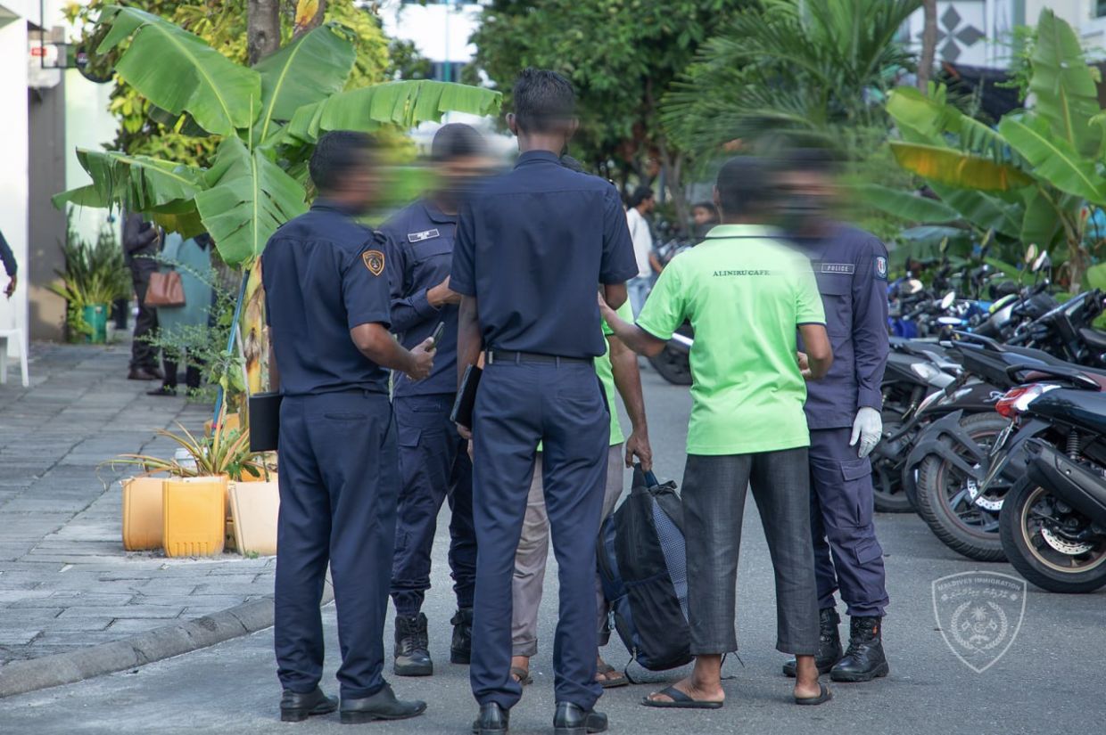 އިމިގްރޭޝަންގެ ރެއިޑެއްގެ ތެރެއިން. / ފޮޓޯ: އިމިގްރޭޝަން