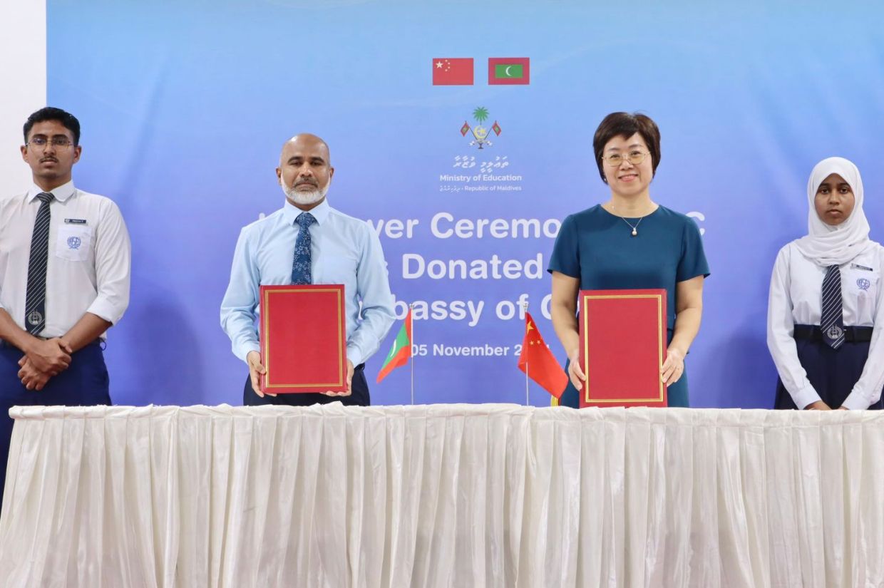 ކޫލް ސްކޫލް ޕްރޮޖެކްޓަށް ޗައިނާ އެމްބަސީން ހަދިޔާކުރި އޭސީތަކާ އެޑިޔުކޭޝަން މިނިސްޓަރ ޑރ. އިސްމާއިލް ޝަފީއު ހަވާލުވަނީ.