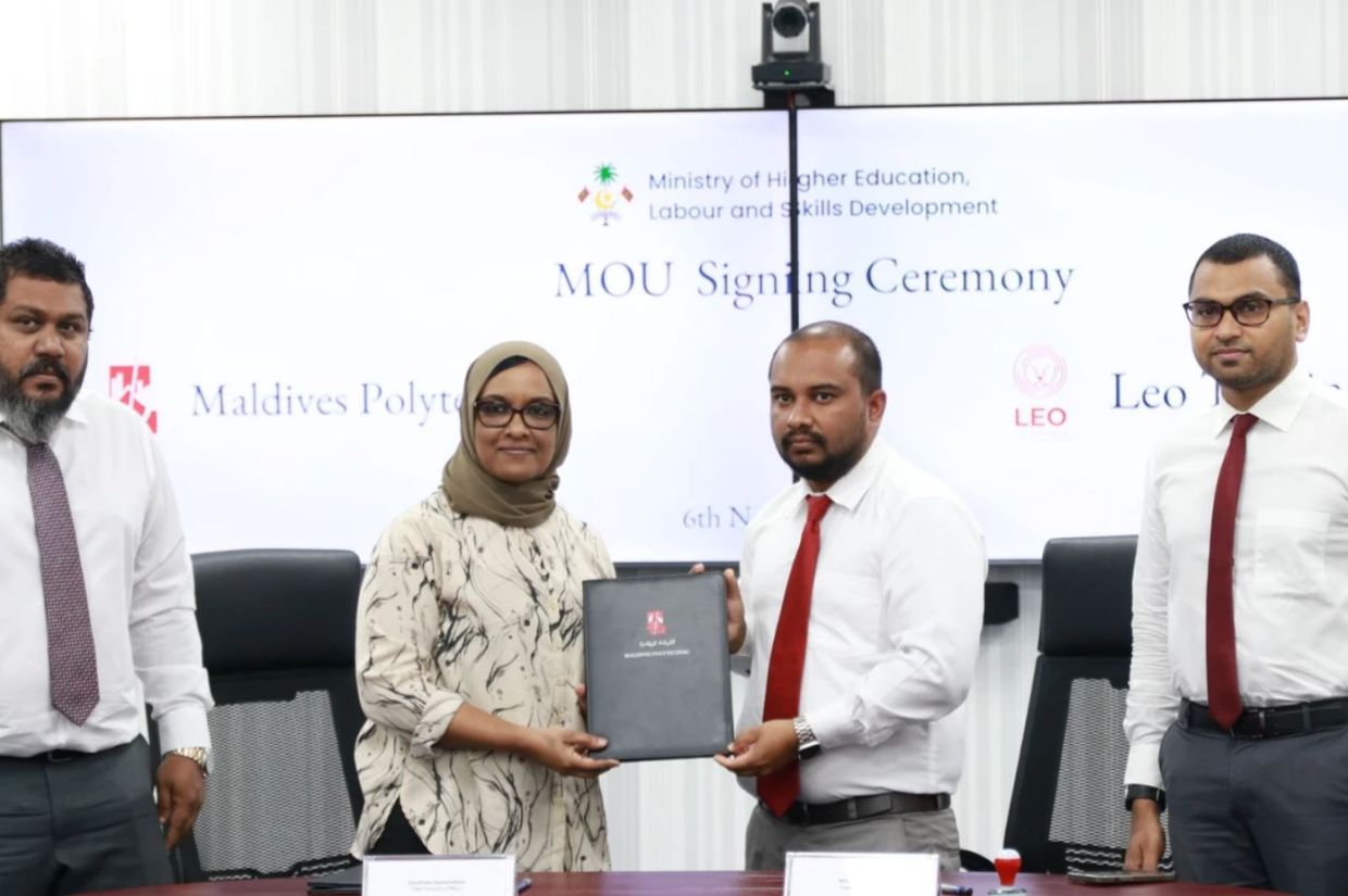 ޕޮލިޓެކްނިކްއާއި ލިއޯ ކުންފުންޏާ ދެމެދު އެއްބަސްވުމުގައި ސޮއިކުރުން.