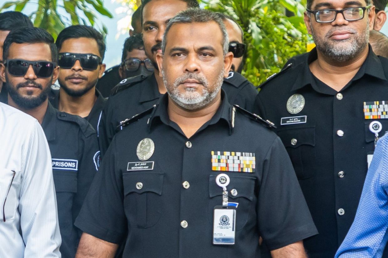 އެސިސްޓަންޓް ކޮމިޝަނަރ އޮފް ޕްރިޒަންސް މުޙައްމަދު އާސިފް (މެދުގައި).