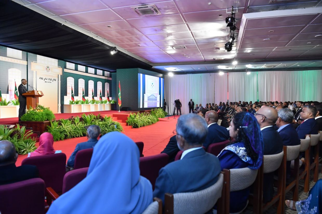 ޖުމްހޫރީ ދުވަހުގެ ރަސްމީ ޖަލްސާގައި ރައީސުލްޖުމްހޫރިއްޔާ ޑރ. މުޙައްމަދު މުޢިއްޒު ވާހަކަފުޅުދައްކަވަނީ. / ފޮޓޯ: ރައީސް އޮފީސް