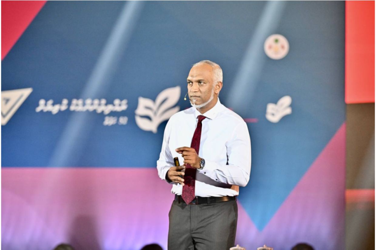 ސަރުކާރަށް އަހަރެއް ފުރުމާ ގުޅޭ ގޮތުން މިރޭ ބޭއްވި ޚާއްސަ ޖަލްސާގައި ރައީސުލްޖުމްހޫރިއްޔާ ޑރ. މުޙައްމަދު މުޢިއްޒު ވާހަކަފުޅުދައްކަވަނީ.