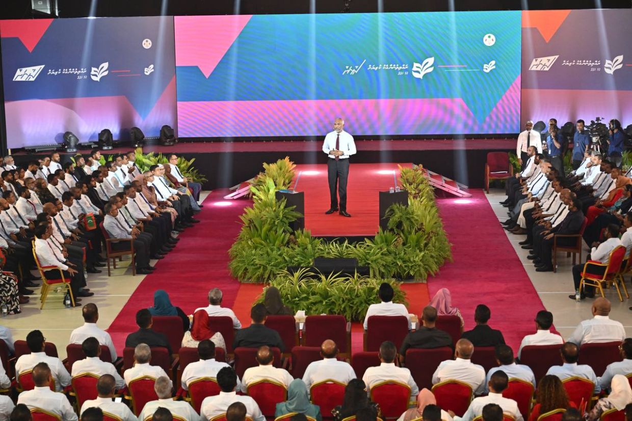 ސަރުކާރަށް އަހަރެއް ފުރުމާ ގުޅޭ ގޮތުން މިރޭ ބޭއްވި ޚާއްސަ ޖަލްސާގައި ރައީސުލްޖުމްހޫރިއްޔާ ޑރ. މުޙައްމަދު މުޢިއްޒު ވާހަކަފުޅުދައްކަވަނީ. / ފޮޓޯ: ރައީސް އޮފީސް