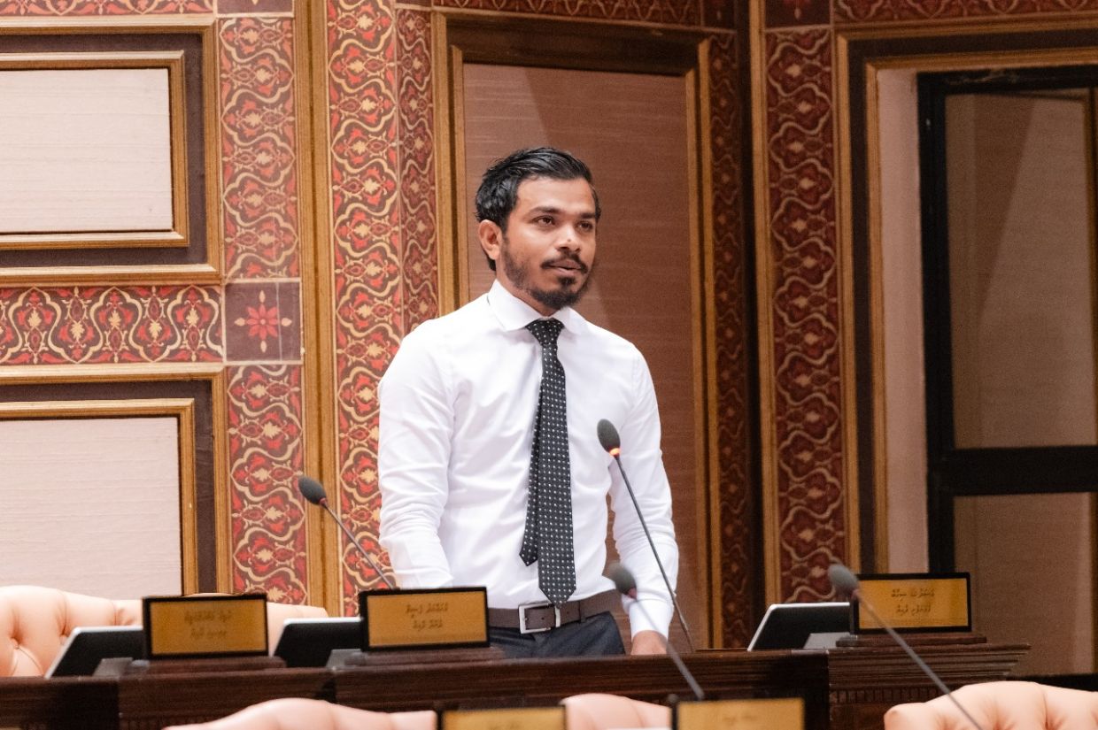 ގެމަނަފުށި ދާއިރާގެ މެންބަރު އަސަދުﷲ ޝިހާބު. / ފޮޓޯ: މަޖިލިސް