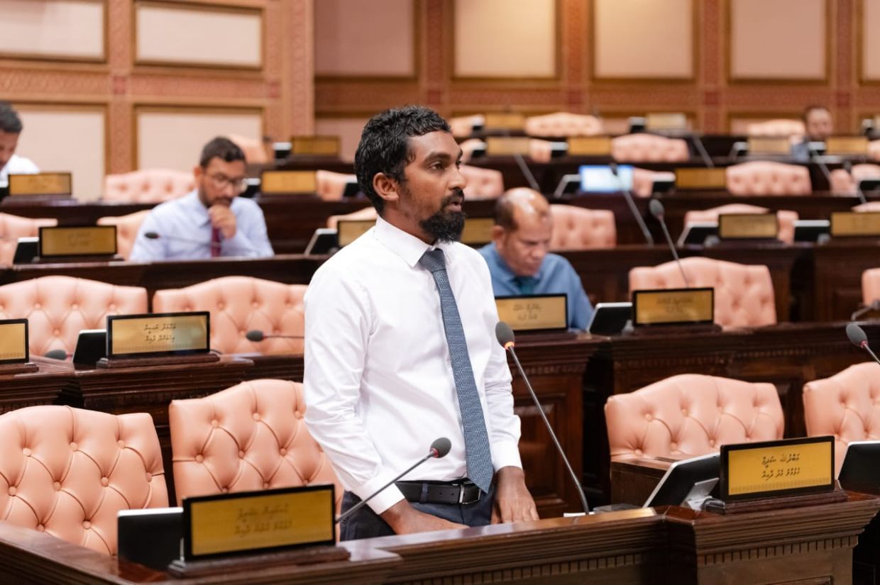 ހުޅުމާލެ މެދު ދާއިރާގެ މެންބަރު ޝަޒީމް - ހުޅުމާލޭގައި މޫދު ކަސްރަތުކުރާ މީހުންނަށް ފެންވަރާތަނެއް ހަމަޖެއްސެވި ކަމަށްޓަކައި ޝަޒީމް ވަނީ އެޗްޑީސީގެ އެމްޑީ ފަޒުލްއަށް ޝުކުރު އަދާކުރައްވާފަ.