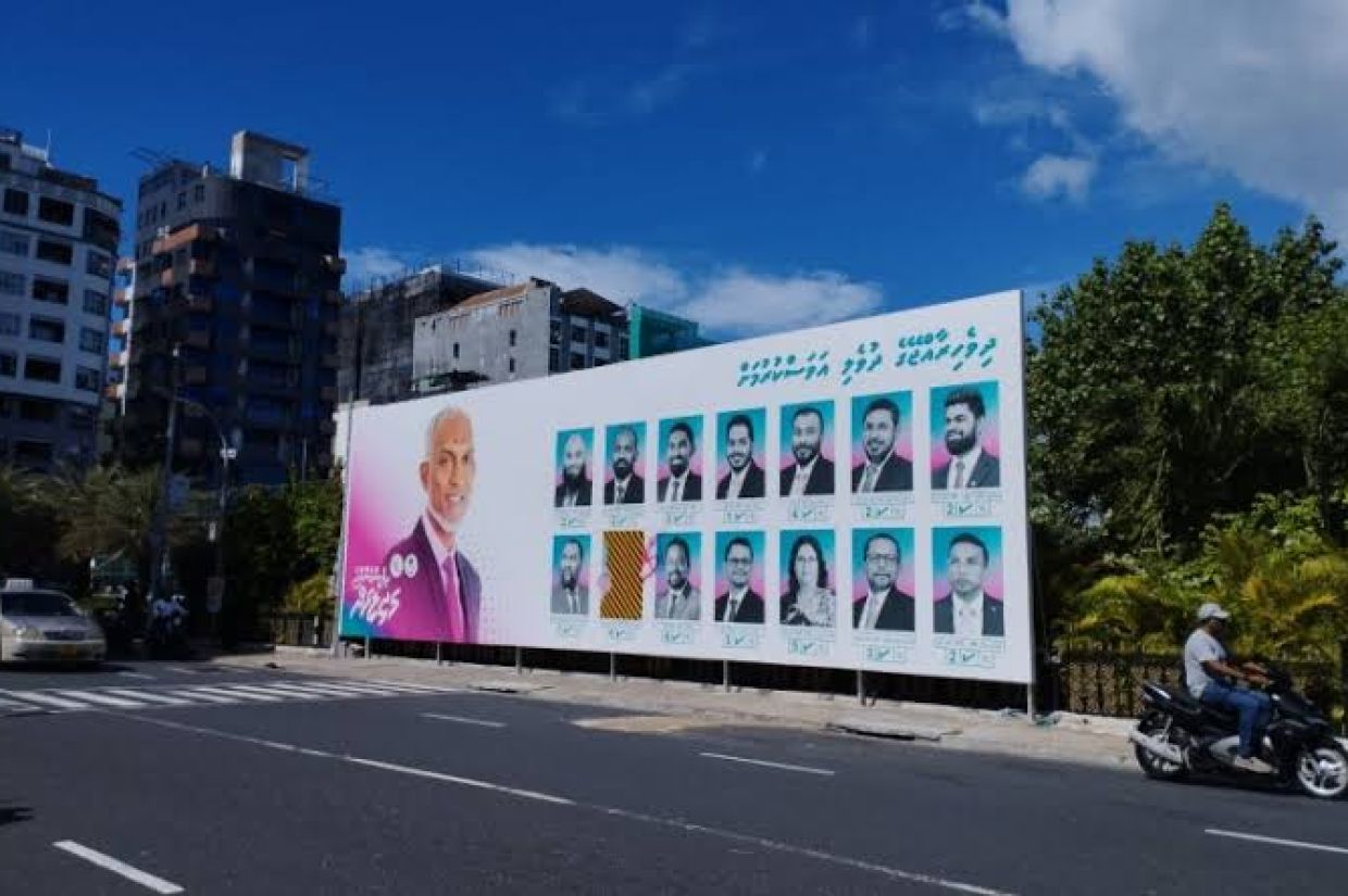 ކެމްޕޭން ޕޯސްޓަރުތަކެއް - މާލޭގައި ޕޯސްޓަރ ހަރުކުރުމަށް ޤަވާއިދެއް ހަދަނީ.