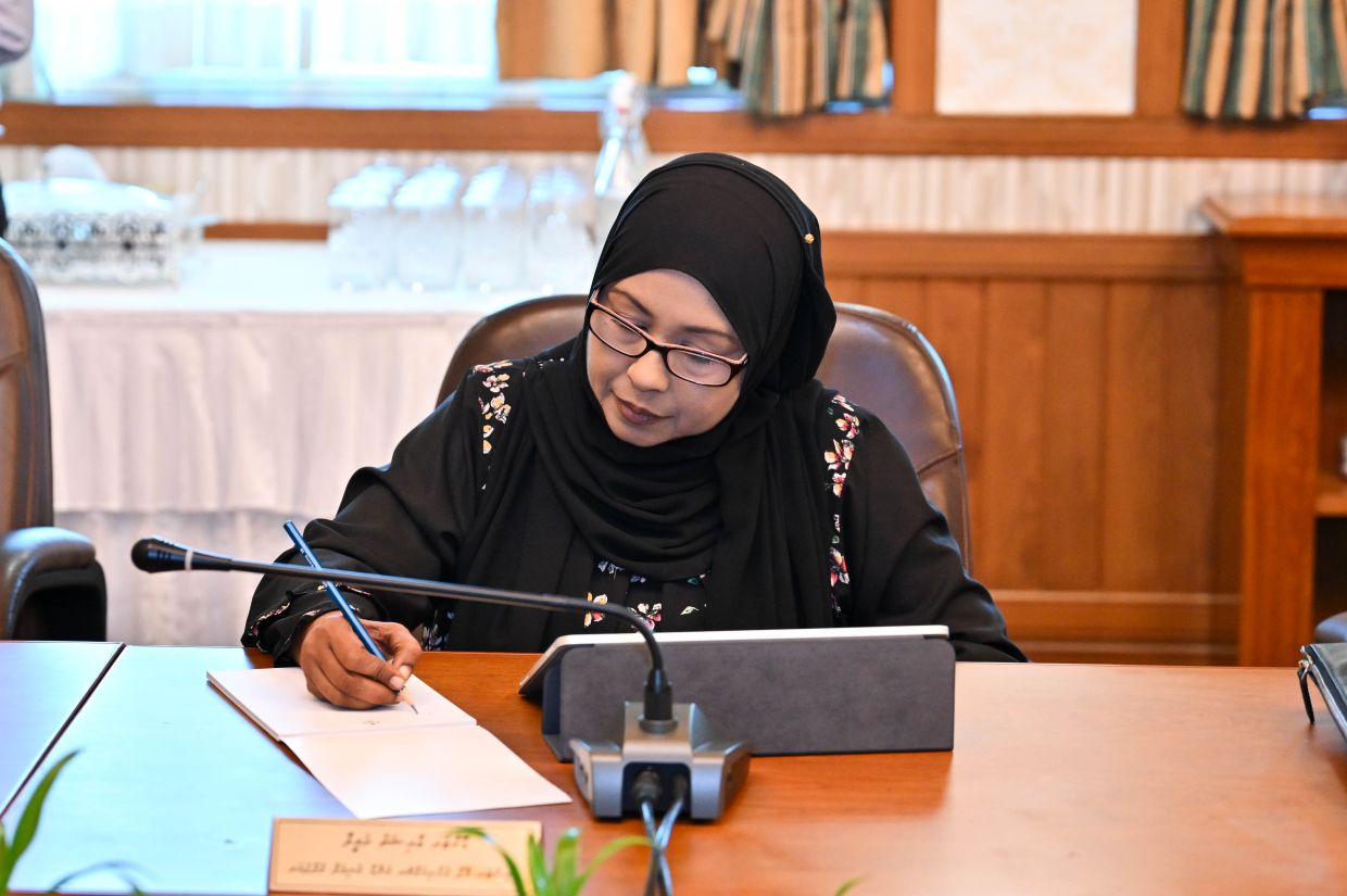 ޞިއްޙީ ޙާލަތު ދަށްވުމާއި ގުޅިގެން ޑރ. ޢާއިޝަތު ރަމީލާ އިސްތިޢުފާ ދެއްވައިފި