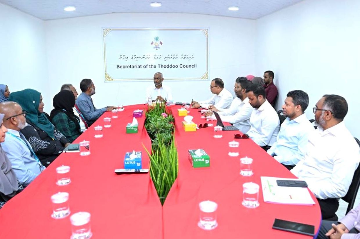 ރައީސް، ތޮއްޑޫ ކައުންސިލާއި، އަންހެނުންގެ ތަރައްޤީއަށް މަސައްކަތްކުރާ ކޮމިޓީގެ މެންބަރުނާއި ބައްދަލުކުރެއްވުން/ ފޮޓޯ: ރައީސް އޮފީސް