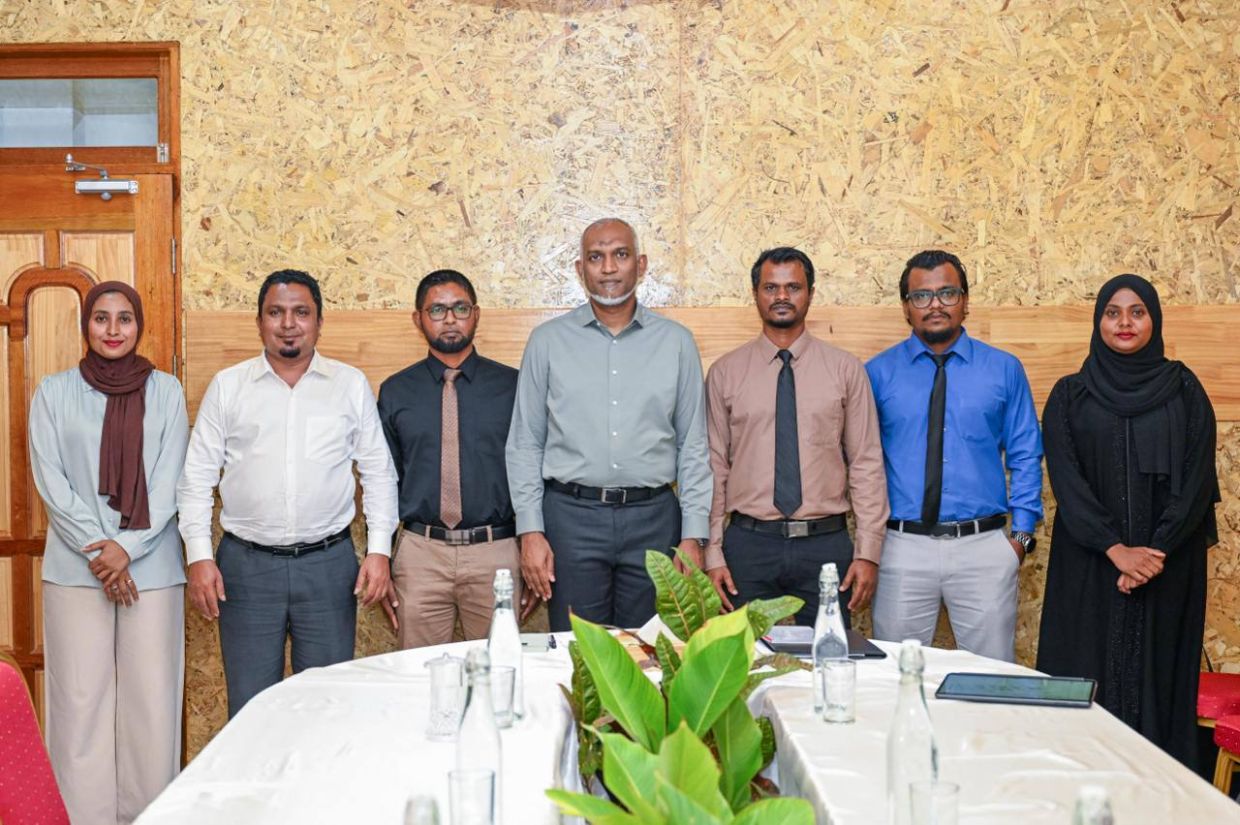 ރައީސުލްޖުމްހޫރިއްޔާ ޑރ. މުޙައްމަދު މުޢިއްޒު އއ. ހިމަންދޫ ކައުންސިލާ އ.ތ.މ ކޮމިޓީއާ ބައްދަލުކުރެއްވުން. / ފޮޓޯ: ރައީސް އޮފީސް