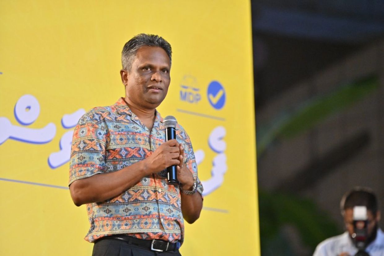 އެމްޑީޕީން ހިންގަން އުޅޭ ޣައިރު ޤާނޫނީ ކަންކަމުގައި ބައިވެރި ނުވުމަށް މޭޔަރު އާޒިމް ވެސް ރާއްޖެއިން ބޭރަށް ފުރާވަޑައިގެންފި