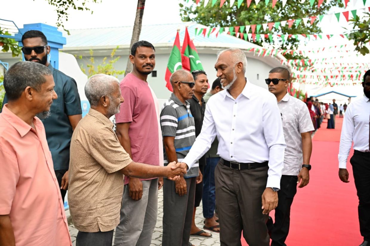 ރައީސުލްޖުމްހޫރިއްޔާ ޑރ. މުޙައްމަދު މުޢިއްޒު އދ. މަހިބަދޫއަށް ވަޑައިގެން އެރަށު ރައްޔިތުންނާއި ސަލާމް ކުރައްވަނީ / ފޮޓޯ: ރައީސް އޮފީސް