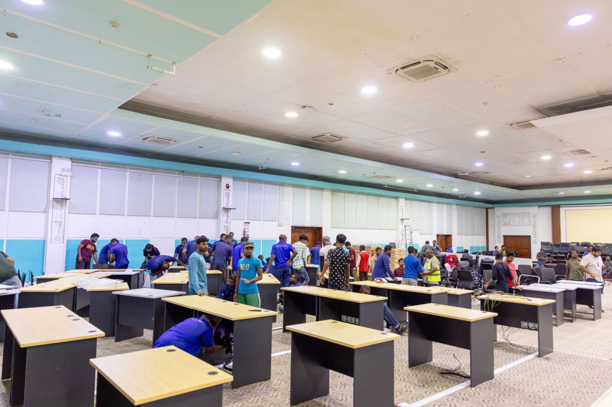 މިނިސްޓްރީތަކުގެ މަސައްކަތް އަލުން ފެށުމަށް ދަރުބާރުގެ ތައްޔާރުކުރަނީ. / ފޮޓޯ: ކޮންސްޓްރަކްޝަން މިނިސްޓްރީ