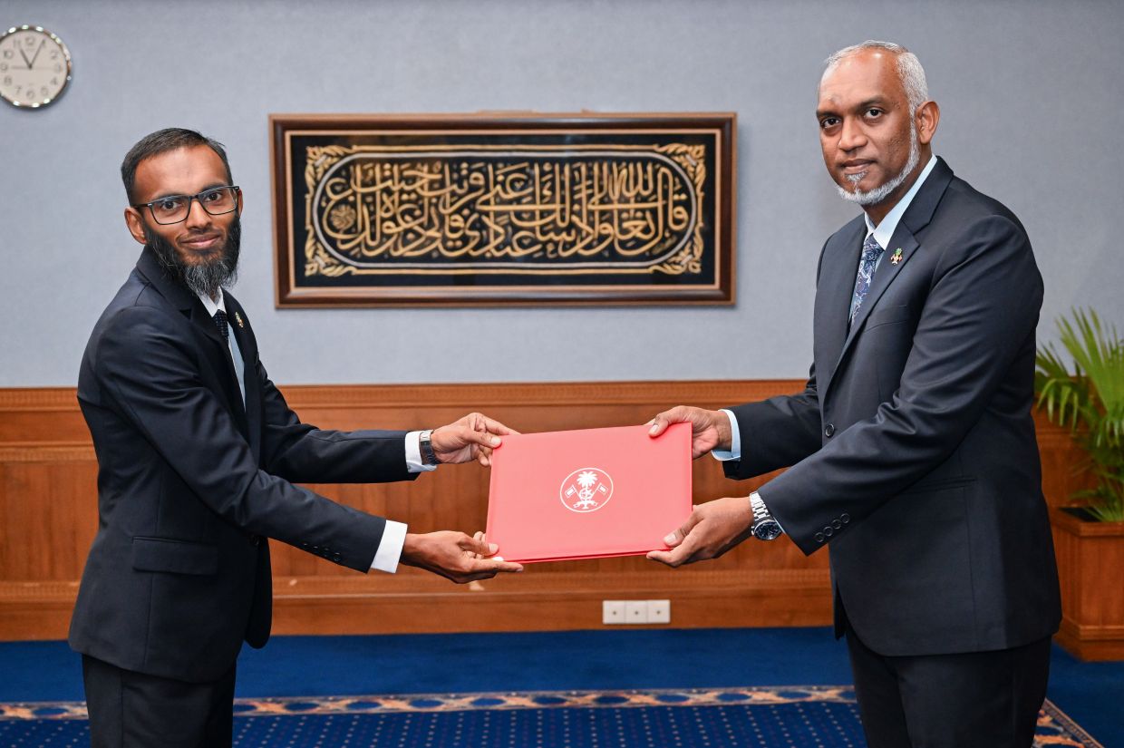 ަރައީސް ޑރ. މުޙައްމަދު މުޢިއްޒު، އީސީގެ މެމްބަރުކަމުގެ ފަތްކޮޅު ހަސީބަށް އަރުވަނީ / ފޮޓޯ: ރައީސް އޮފީސް