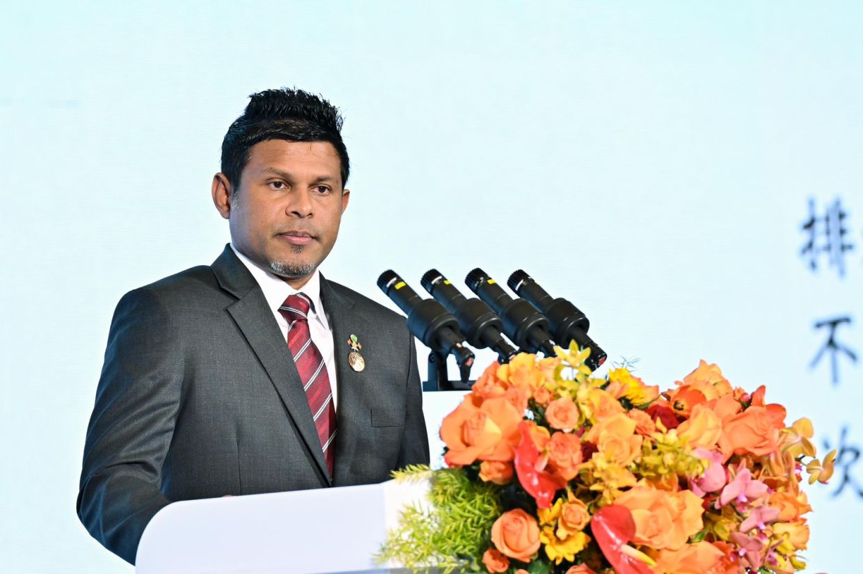 "ޗައިނާ-އިންޑިއަން އޯޝަން ރީޖަން ފޯރަމް އޮން ބްލޫ އިކޮނޮމީ ޑިވެލޮޕްމަންޓް ކޯޕަރޭޝަން" ފޯރަމްގައި ނައިބު ރައީސް ވާހަކަފުޅުދައްކަވަނީ/ ފޮޓޯ: ރައީސް އޮފީސް
