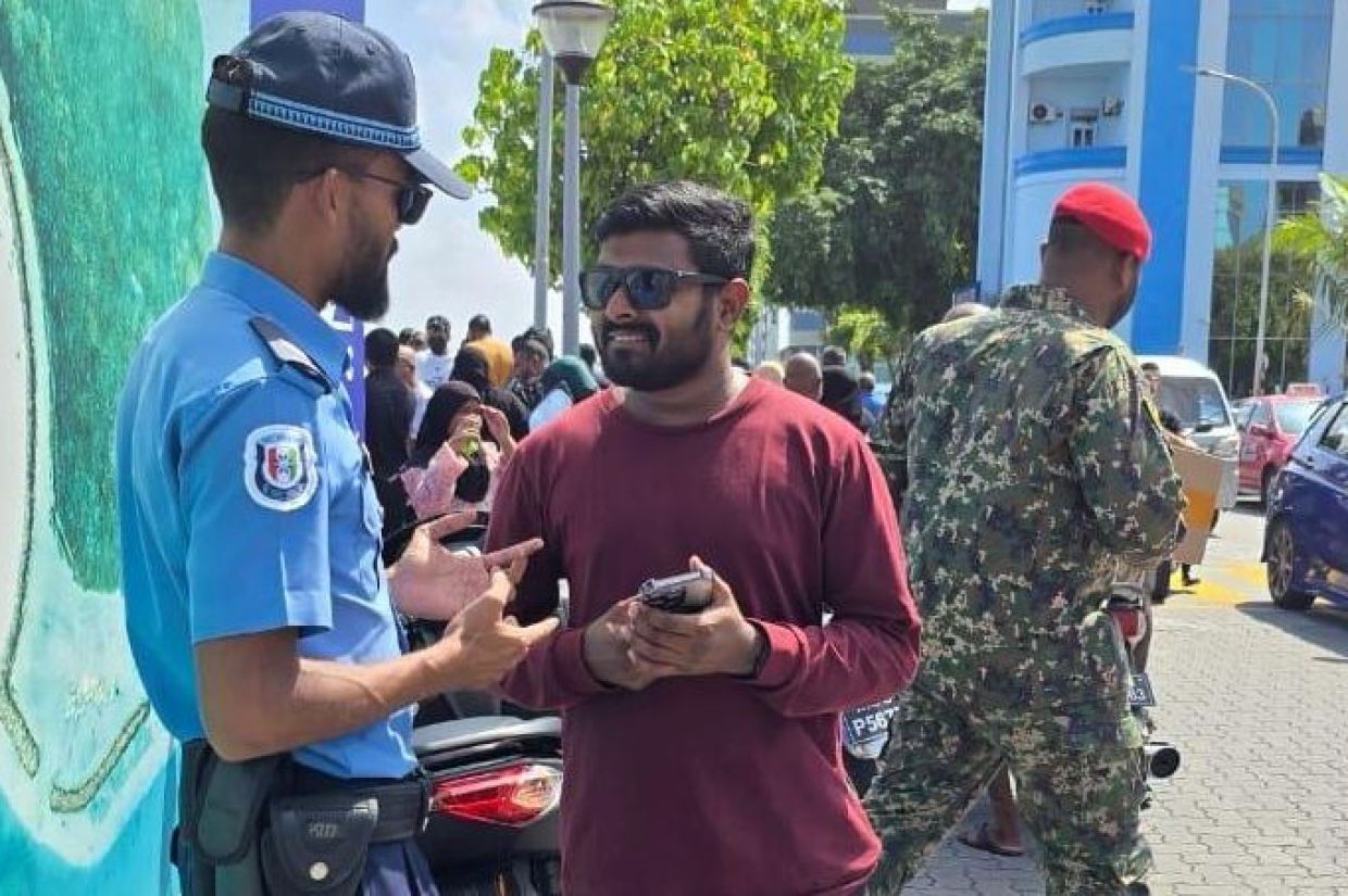 ޖުމްހޫރީ މައިދާން ސަރަޙައްދުގައި ފުލުހުން މިއަދު ކުރިއަށްގެންދިޔަ ހޭލުންތެރިކުރުމުގެ ޕްރޮގްރާމްގެ ތެރެއިން. / ފޮޓޯ: ފުލުހުން