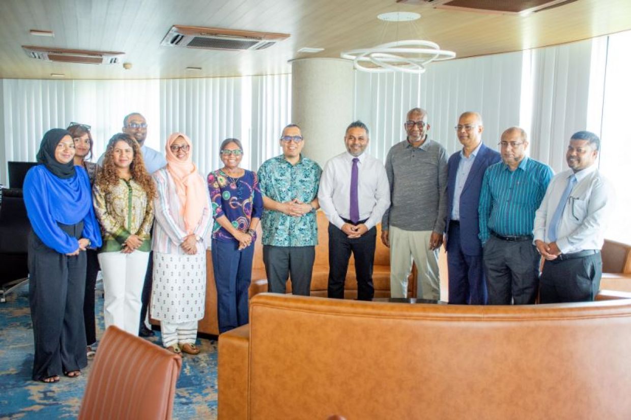 ވަޒީރު ޝިޔާމު އިސްލާމިކް ޑިވެލޮޕްމަންޓް ބޭންކް (އައިއެސްޑީބީ) ގެ އިސް ވެރިންނާ ބައްދަލުކުރެއވުން/ ފޮޓޯ: މަސްވެރިކަމާއި ބެހޭ ވުޒާރާ