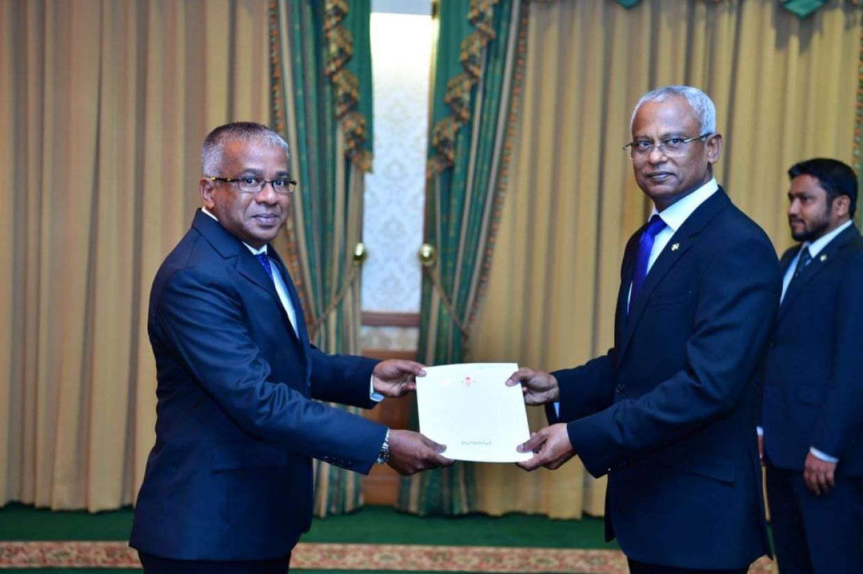 އަކްރަމް ކަމާލުއްދީން އަދި ކުރީގެ ރައީސް އިބްރާހިމް މުޙައްމަދު ޞާލިޙް.