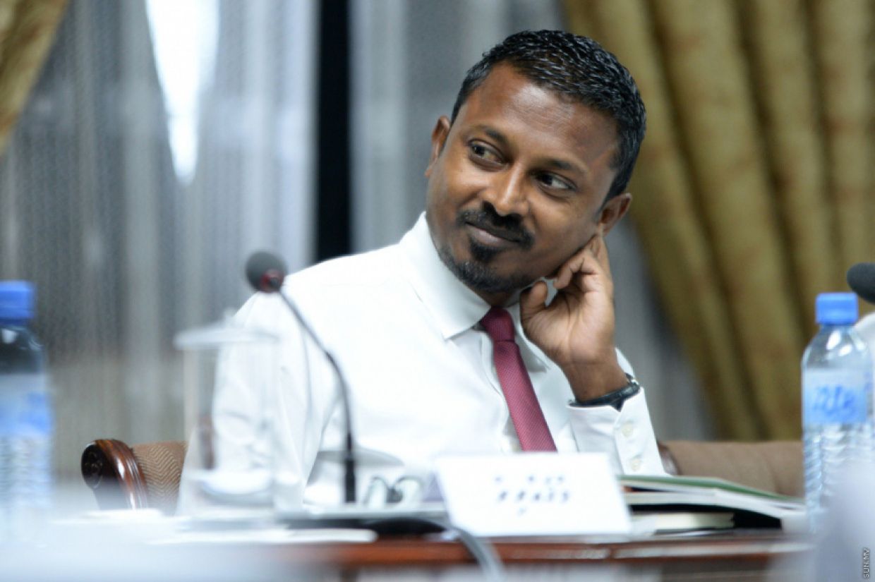 ޤާނޫނާއި ޚިލާފަށް ދައުލަތުގެ މާލިއްޔާއިން ބަދަލުގެ ގޮތުގައި ދިނުމަށް ކަމަށް ބުނެ އެމްޑީޕީ ސަރުކާރުން ކުރަން އުޅުނު "ވައްކަން" ބަންޑާރަ ނައިބު އަހްމަދު އުޝާމް ވަނީ ހުއްޓުވާފައި. / ފޮޓޯ: ރައީސް އޮފީސް