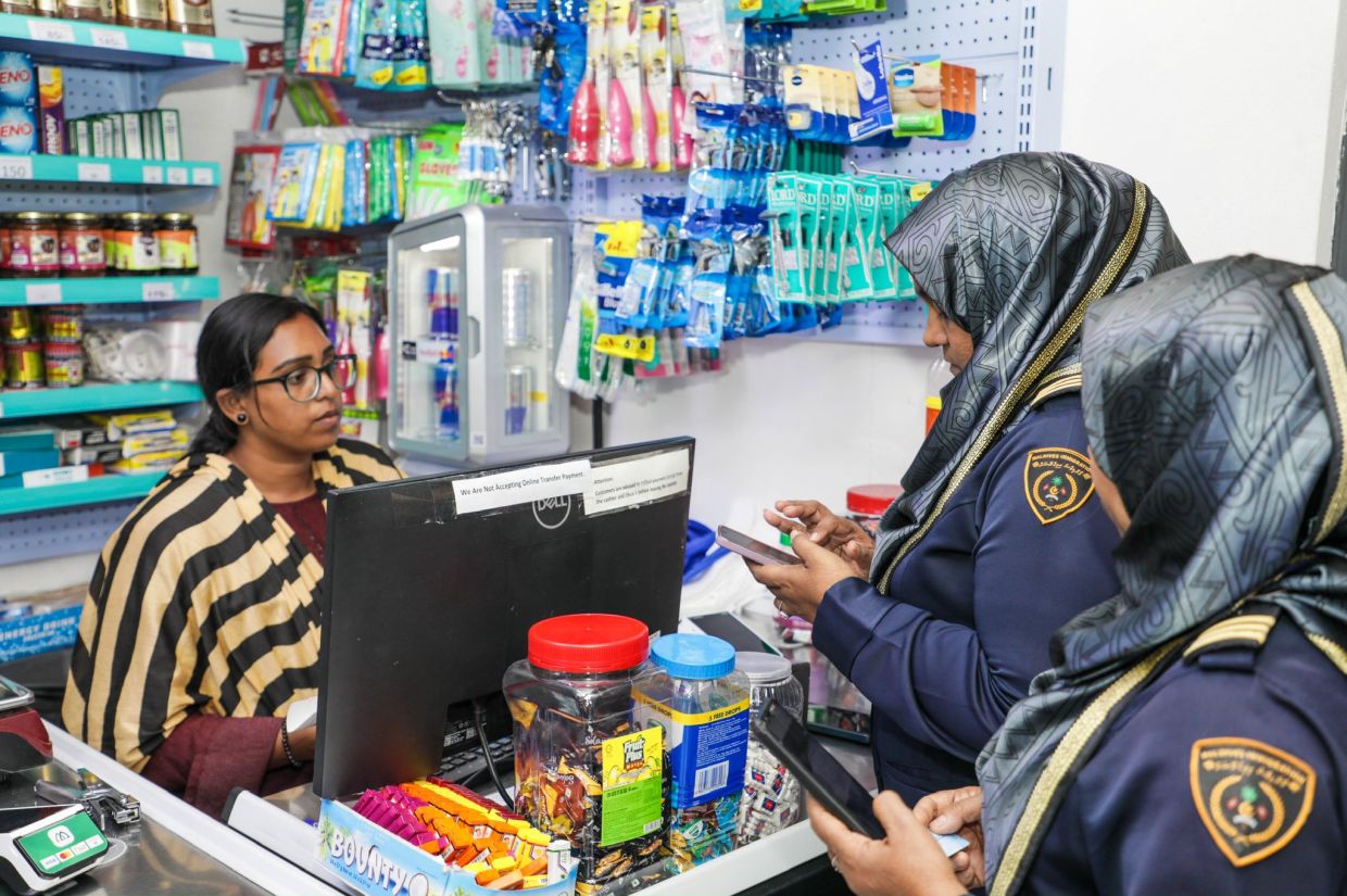 އިމިގްރޭޝަންގެ ރެއިޑެއްގެ ތެރެއިން. / ފޮޓޯ: އިމިގްރޭޝަން
