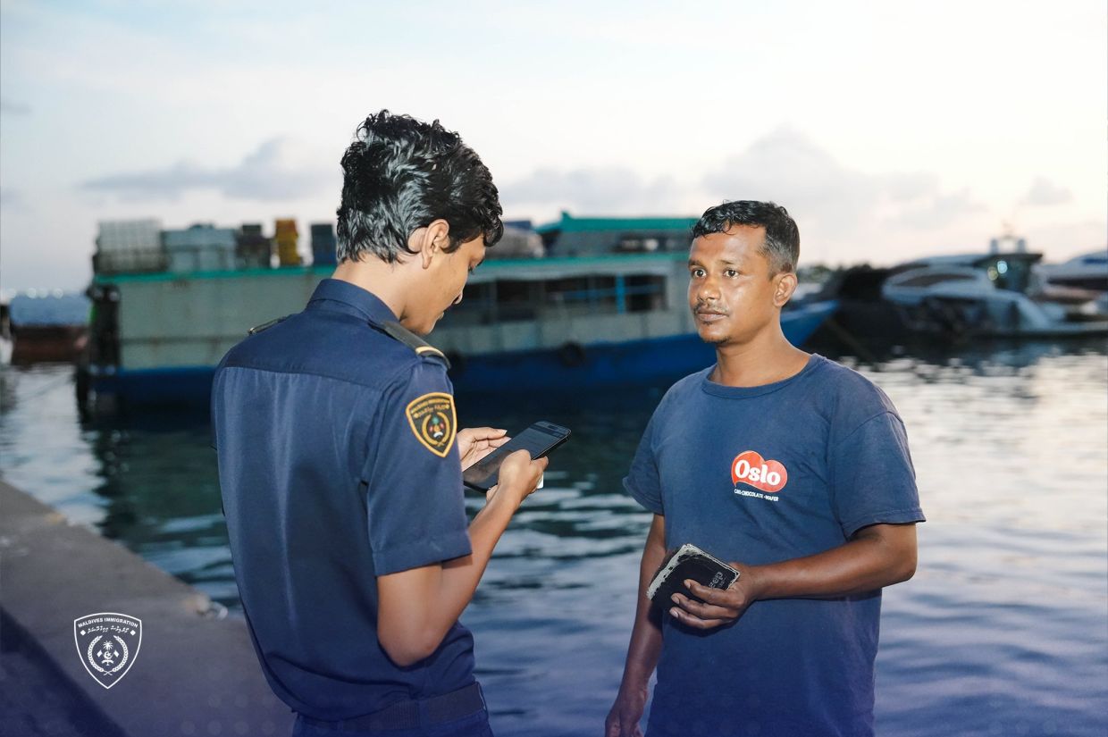 މާލޭ ލޯކަލް މާރުކޭޓު ސަރަޙައްދުގައި ހިންގި ރެއިޑްގެ ތެރެއިން. / ފޮޓޯ: އިމިގްރޭޝަން
