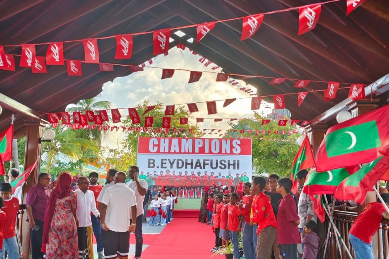 ނައިންޓީ ޕްލަސް ގޯލްޑް ކަޕުގައި އޭދަފުށިން ހޯދި ކާމިޔާބީއަށް މަރުޙަބާ ކިޔުމަށް އެރަށު ރައްޔިތުން އެއްވެފައި.