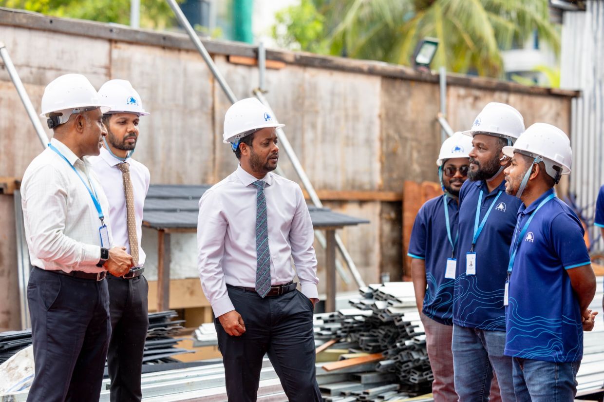 ރަސްމީ ފާލަމުގެ މަސައްކަތް ބައްލަވާލެއްވުމަށް މިނިސްޓަރު މުއްތަލިބް އެތަނުގައި / ފޮޓޯ: ކޮންސްޓްރަކްޝަން މިނިސްޓްރީ