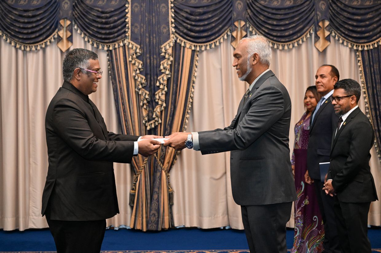 ންޑިއާއިން ރާއްޖެއަށް ކަނޑައެޅި އާ ސަފީރު ޖީ ބާލާސުބްރަމާނިއަމް ސަފީރުކަމުގެ ފަތްކޮޅު ރައީސް ޑރ. މުހައްމަދު މުއިއްޒަށް އަރުވަނީ / ފޮޓޯ: ރައީސް އޮފީސް