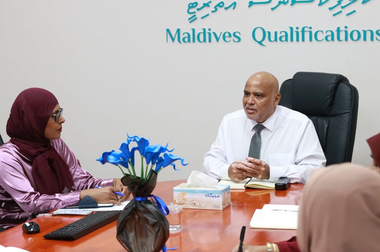 ހަޔަ އެޑިއުކޭޝަން މިނިސްޓަރު ހައިދަރު އާއި އެމްކިއުއޭގެ ސީއީއޯ ފިޒާނާ / ފޮޓޯ: އެމްކިއުއޭ