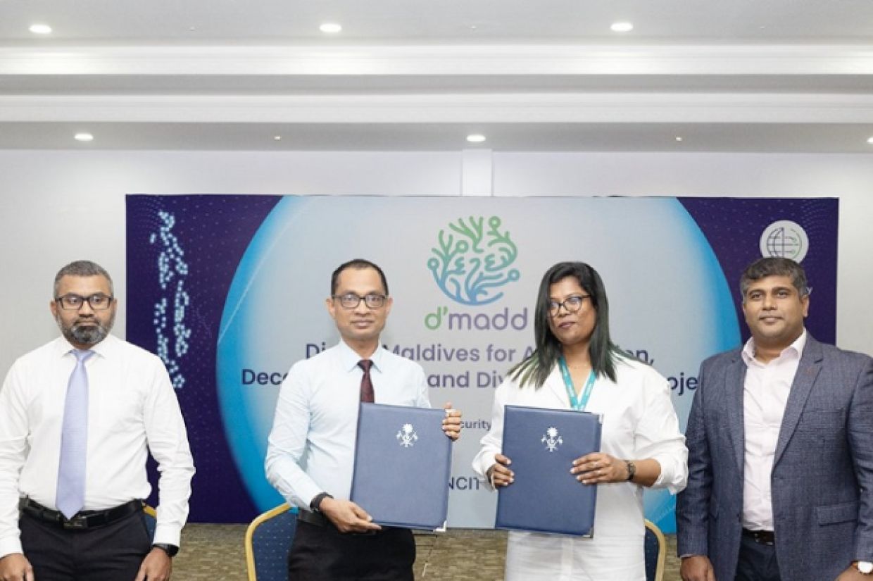 ޤައުމީ ކޮމްޕިއުޓަރ ވިއުގަ އަޕްގްރޭޑްކުރުމަށް ސްރީލަންކާގެ އެން-އޭބަލް ޕްރައިވެޓް ލިމިޓެޑާ ޙަވާލުކުރުން. / ފޮޓޯ: ދާޚިލީ ސަލާމަތާއި ފަންނިއްޔާތާބެހޭ ވުޒާރާ