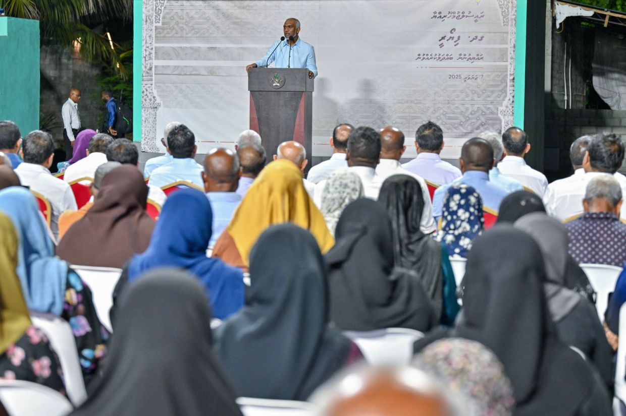 ރައީސުލްޖުމްހޫރިއްޔާ ޑރ. މުޙައްމަދު މުޢިއްޒު ގދ. ފިޔޯރީ ރައްޔިތުންނާ ބައްދަލުކުރެއްވުން. / ފޮޓޯ: ރައީސް އޮފީސް