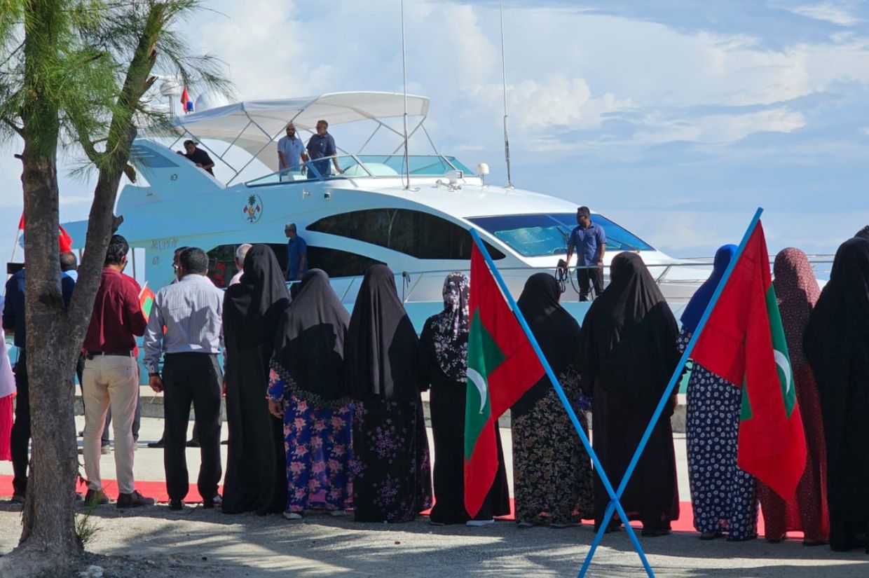 ރަތަފަންދޫ އަށް ރައީސް ވަޑައިގެންނެވުން: އެރަށު ރައްޔިތުން އެމަނިކުފާނަށް ރަތް ދޫލައިގެ މަރުޙަބާއެއް ކިޔައިފި.