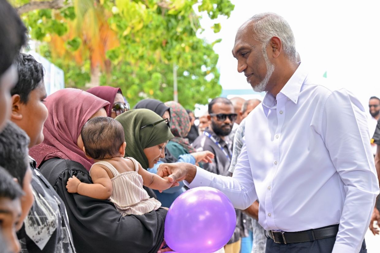 ރައީސުލްޖުމްހޫރިއްޔާ ޑރ. މުޙައްމަދު މުޢިއްޒު ގއ. ކަނޑުހުޅުދޫއަށް ވަޑައިގަތުން. / ފޮޓޯ: ރައީސް އޮފީސް