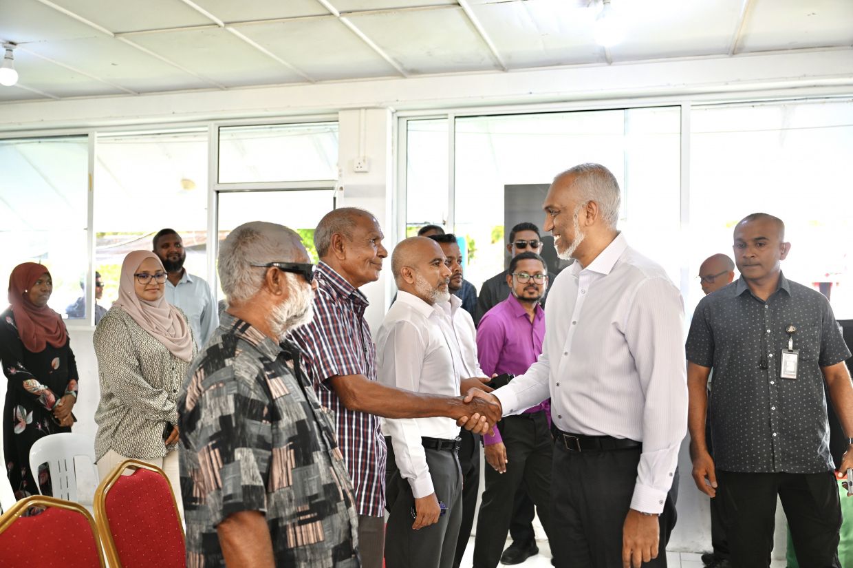 ހުވަދޫ އަތޮޅަށް ރައީސުލްޖުމްހޫރިއްޔާ ޑރ. މުޢިއްޒު ކުރައްވަމުން ގެންދަވާ ދަތުރުފުޅުގައި ކުރީގެ ޚިދުމަތްތެރިން ކުރީ ސަފުގައި.