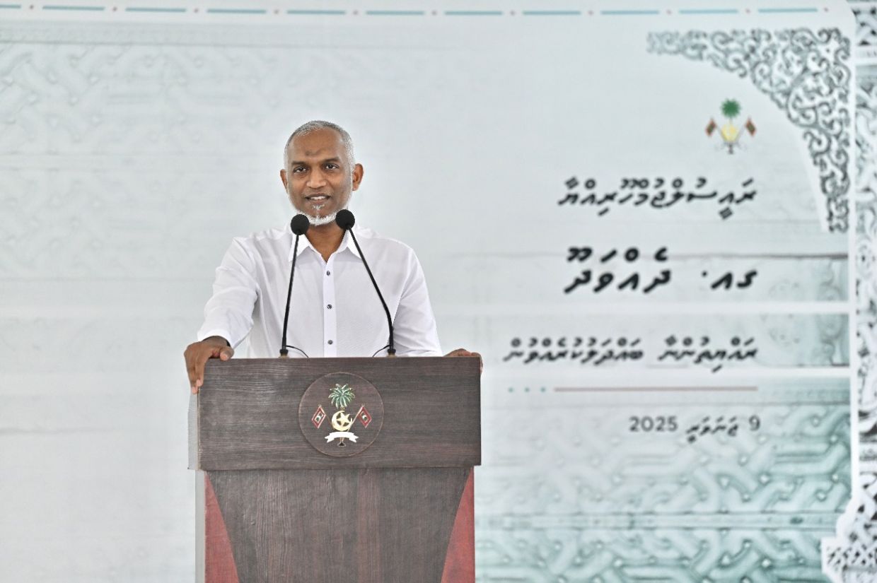 ރައީސް ޑރ. މުޙައްމަދު މުޢިއްޒު ދެއްވަދޫ ރައްޔިތުންނާއި ބައްދަލުކުރެއްވުން- ދެއްވަދޫގެ ބިން އިތުރަށް ބޮޑުކުރާނެ. / ފޮޓޯ: ރައީސް އޮފީސް