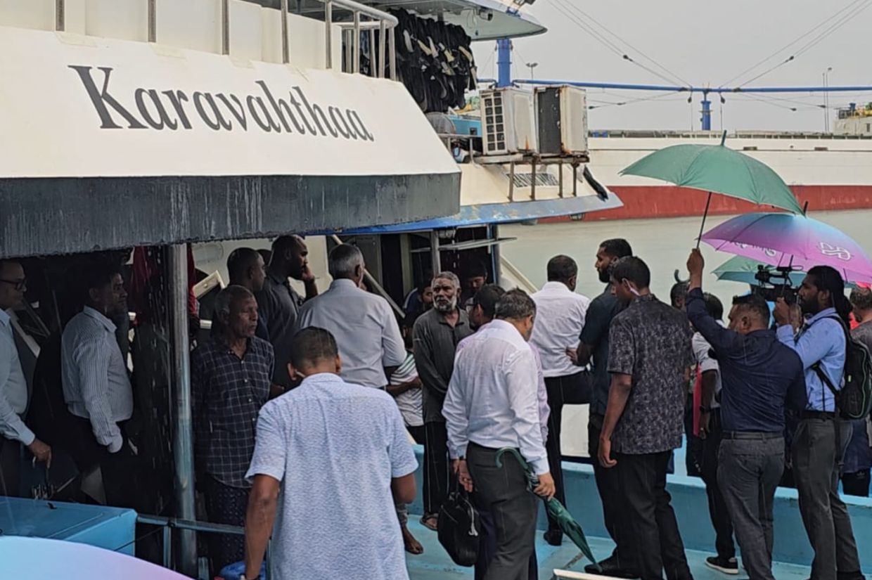 ކޫއްޑޫގައި ތިބި މަސްދޯނިތަކަށް އަރައިވަޑައިގެން މަސްވެރިންނާއި ގާތުން މަޝްވަރާކުރައްވަނީ / ފޮޓޯ: ޚުލާސާ