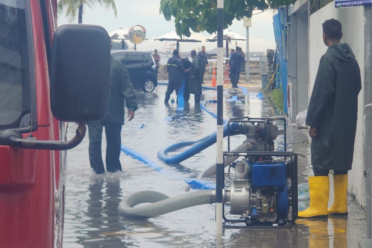 މާލެއިން މިހާތަނަށް 13،000 ޓަނުގެ ފެން ބޭރުކޮށް، 58 ގެއަކަށް އެހީވެއްޖެ