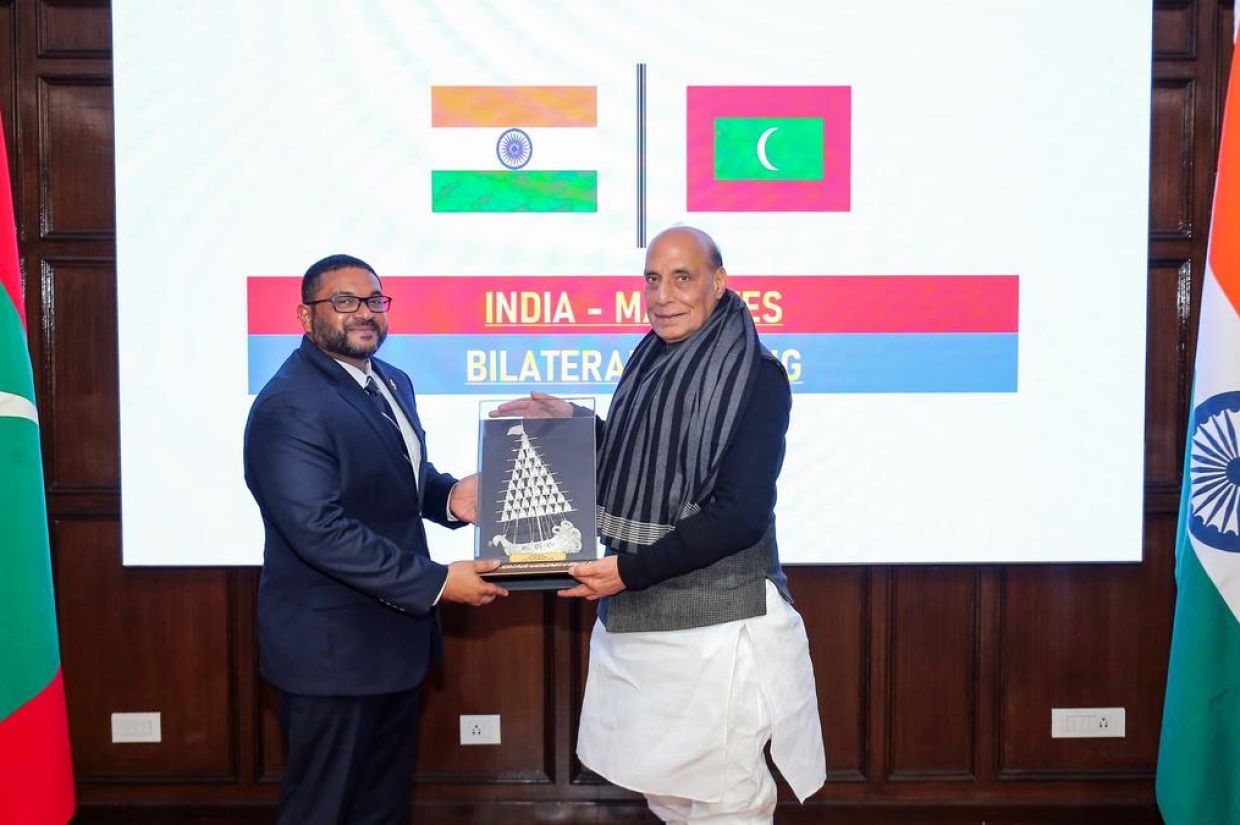 ދިފާޢީ ވަޒީރު މުޙައްމަދު ޣައްސާން މައުމޫން އާއި އިންޑިއާގެ ދިފާއީ ވަޒީރު ރާޖްނާތު ސިންގ.