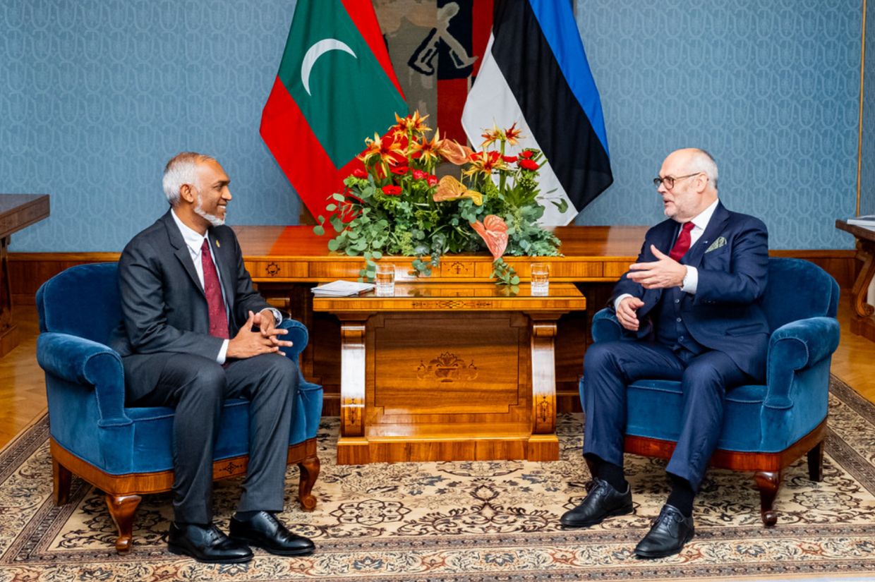 އެސްޓޯނިއާގެ ރައީސް ޑރ. އަލަރ ކާރިސް (ކ) އާއި ރައީސް ޑރ. މުޙައްމަދު މުޢިއްޒު.