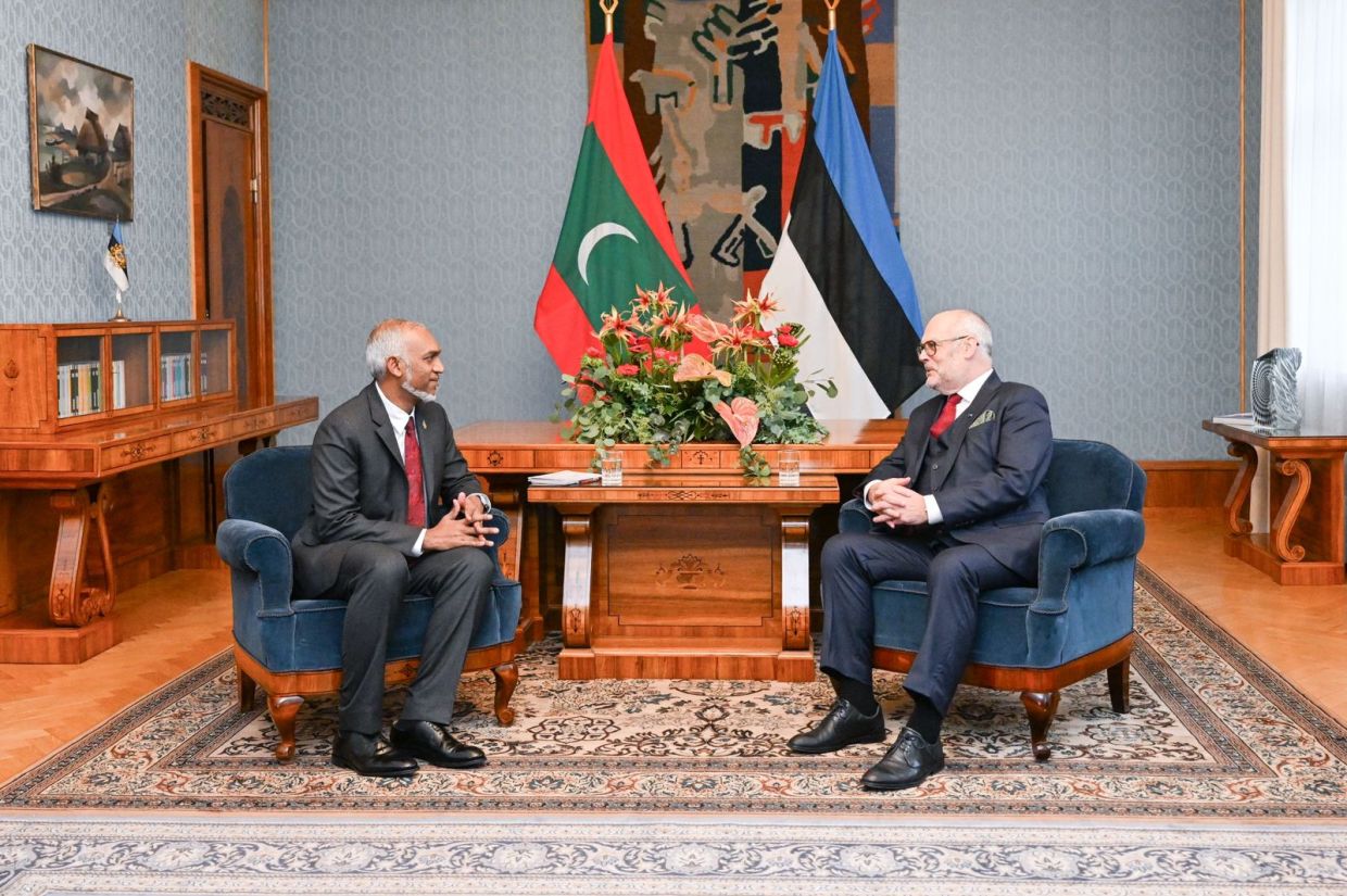 ރައީސް ޑރ. މުޙައްމަދު މުޢިއްޒު އާއި އެސްޓޯނިއާގެ ރައީސް އަލާރް ކައިސް. / ފޮޓޯ: ރައީސް އޮފީސް