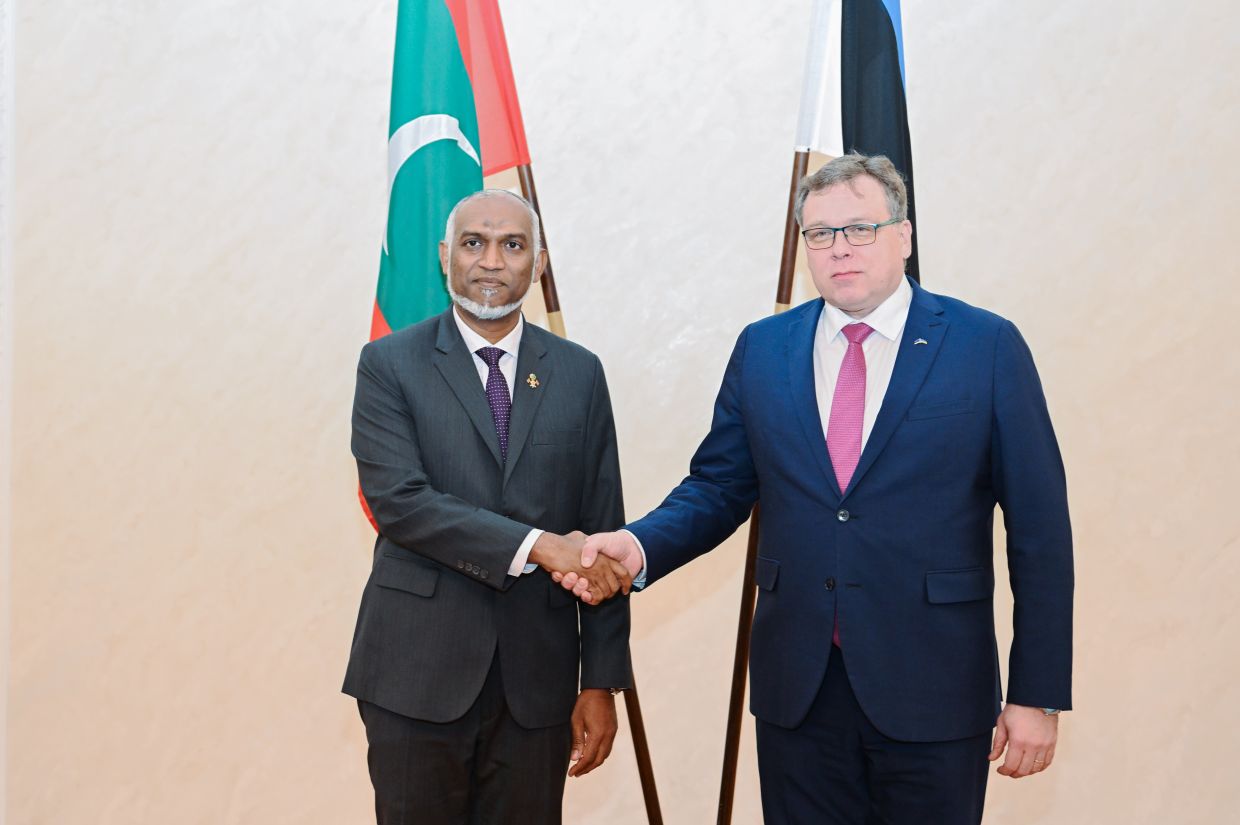 އެސްޓޯނިއާގެ ޤާނޫނު ހަދާ މަޖިލީހުގެ ރައީސް ލޯރީ ހުއްސާރް އަދި ރައީސުލްޖުމްހޫރިއްޔާ ޑރ. މުޙައްމަދު މުޢިއްޒު. / ފޮޓޯ: ރައީސް އޮފީސް