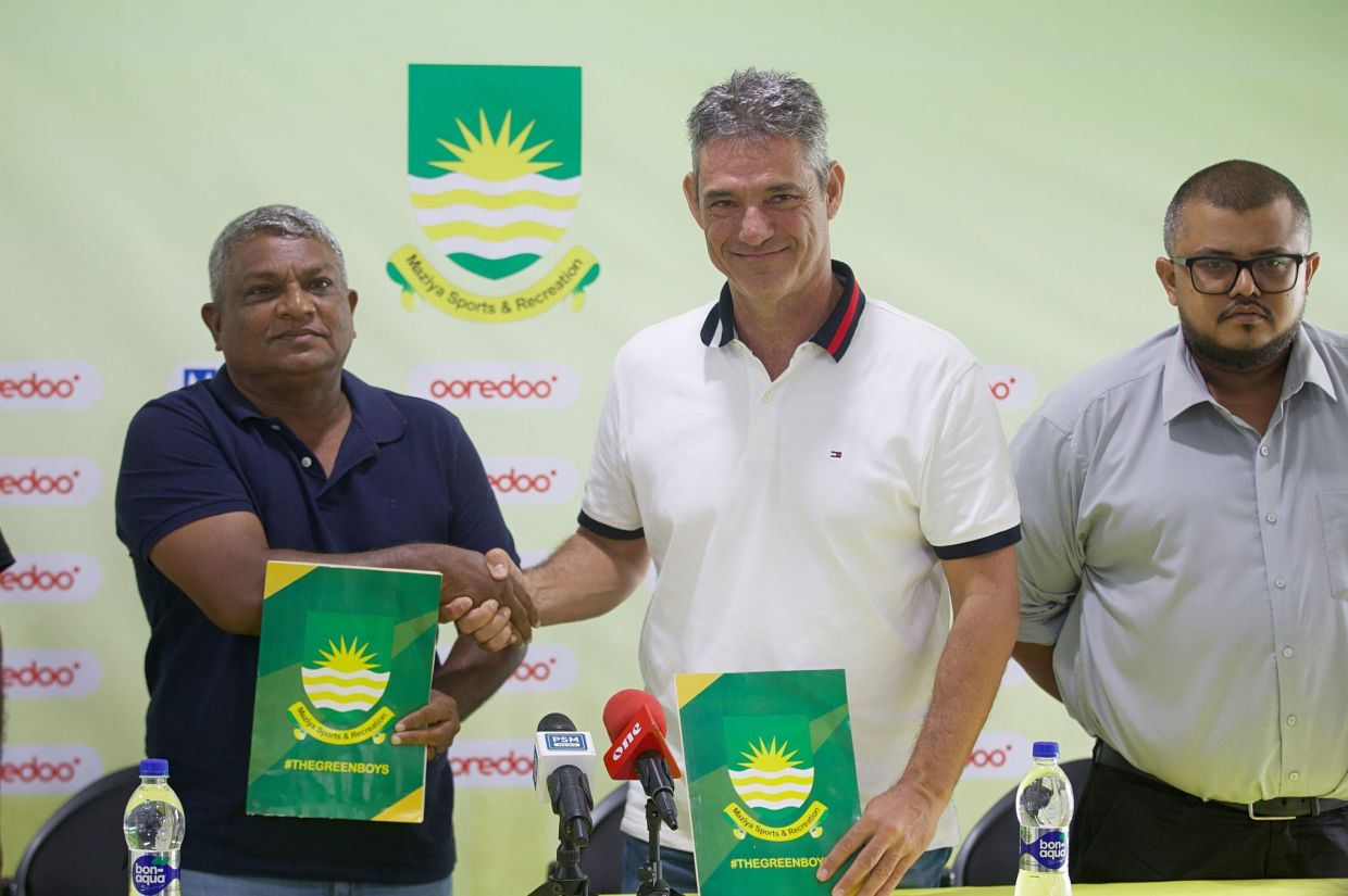 މާޒިއާއާއި އަލަށް ގުޅުނު ހެޑް ކޯޗް ސްޕެއިނުގެ ލުއިސްމާ ހެނާންޑޭޒް (މ)