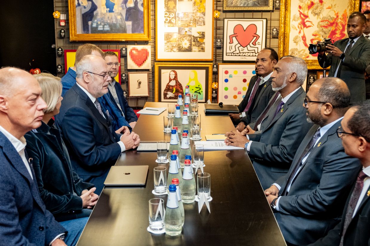 ރައީސް އެސްޓޯނިއާގެ ޑިޖިޓަލް އެޑްވައިޒަރީ ކައުންސިލާއެކު. / ފޮޓޯ: ރައީސް އޮފީސް