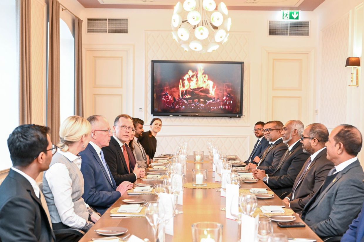 ޓާރްޓޫގެ މޭޔަރ ދެއްވި ފަރިއްކޮޅެއްގައި ރައީސް އަދި ސަރުކާރުގެ ވަފުދު ބައިވެރިވެވަޑައިގެންނެވުން. / ފޮޓޯ: ރައީސް އޮފީސް