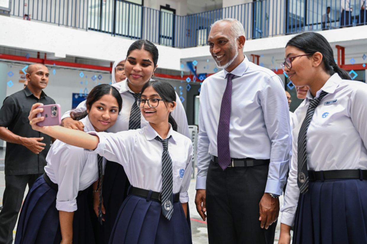 ީސީއެޗްއެސްއީގެ ދަރިވަރުންތަކެއް ރައީސް ޑރ، މުއިއްޒުއާ އެކު ސެލްފީއެއް ނަގަނީ / ފޮޓޯ: ރައީސް އޮފީސް