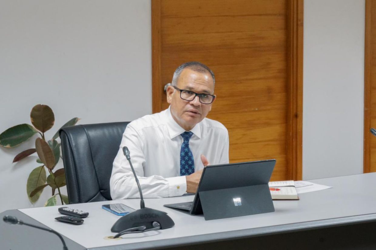 ލޯކަލް ގަވަރމަންޓް މިނިސްޓަރު އާދަމް ޝަރީފް.