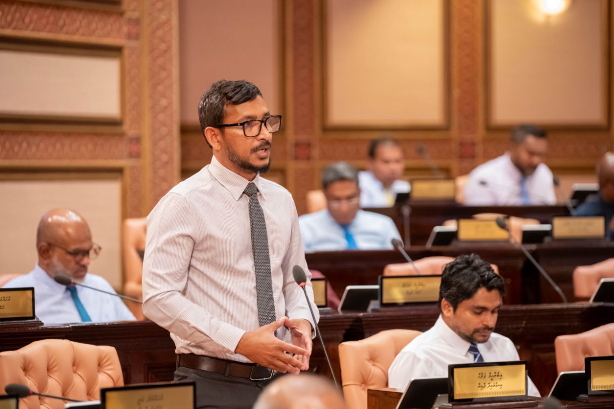 2025 ވަނަ އަހަރުގެ ދައުރުން ބޭރުގައި ބާއްވާ ޚާއްޞަ ޖަލްސާގެ ތެރެއިން ޕީއެންސީގެ ޕީޖީ ލީޑަރ އިބްރާހިމް ފަލާޙް/ ފޮޓޯ: ރައްޔިތުންގެ މަޖިލިސް
