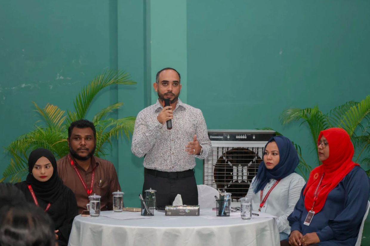 ޔޫތު މިނިސްޓަރު މާލޭގެ މަދަނީ ޖަމިއްޔާތަކާއި ބައްދަލުކުރައްވައިފި