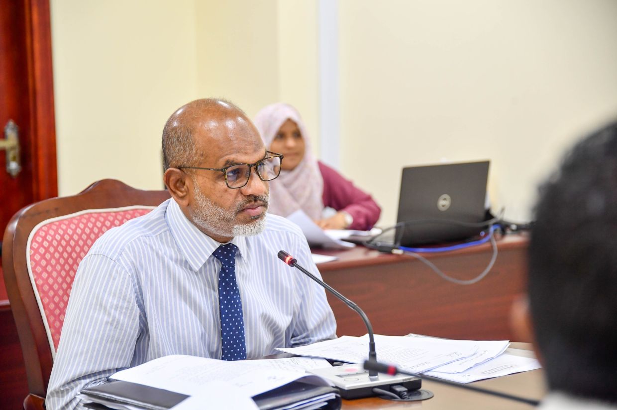 ރައްޔިތުންގެ މަޖިލީހުގެ ނައިބު ރައީސް އަޙްމަދު ނާޒިމް. ނާޒިމް ވިދާޅުވީ ހުޅުމާލޭ އެޕާޓްމަންޓުތައް ސްޓްރާޓާ ސްކީމުގައި ރަޖިސްޓަރީ ނުކުރުމަކީ ޤައުމީ ސަލަމަތަށް އޮތް ނުރައްކަލެއް ކަމަށް. / ފޮޓޯ: މަޖިލިސް