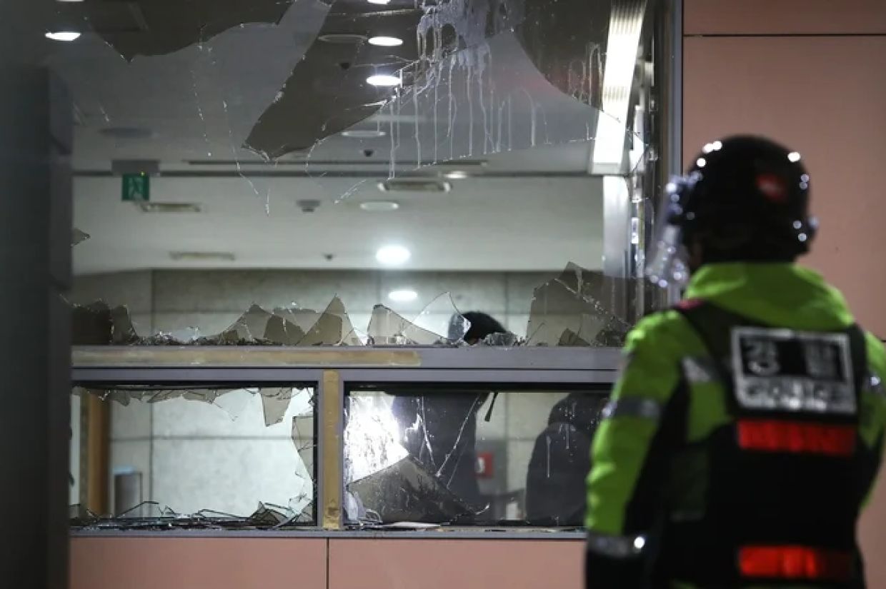 ދެކުނު ކޮރެއާގެ ރައީސަށް މުއްދަތު ޖެހުމުން ޢާންމުން ކޯޓު ތެރެއަށް ވަދެ، ބޮޑެތި ގެއްލުންތަކެއް ދީފައިވާ މަންޒަރު