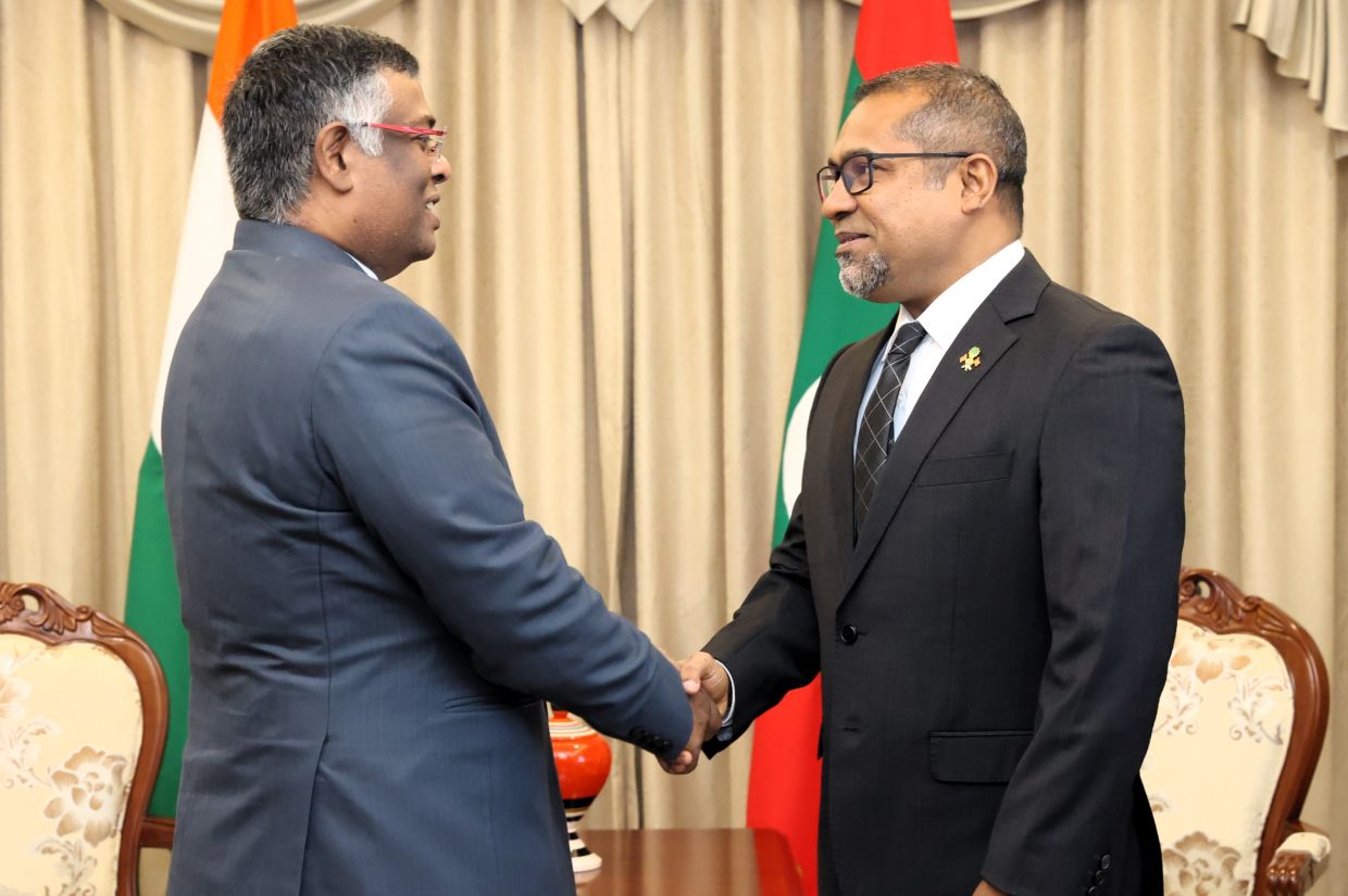 ފޮރިން މިނިސްޓަރު ހަލީލް، އިންޑިއާގެ އާ ސަފީރުއާ ސަލާންކުރައްވަނީ / ފޮޓޯ: ފޮރިން މިނިސްޓްރީ